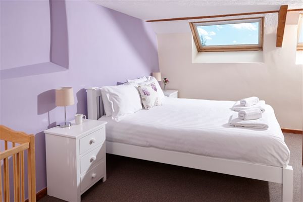Elm Barn king bedroom